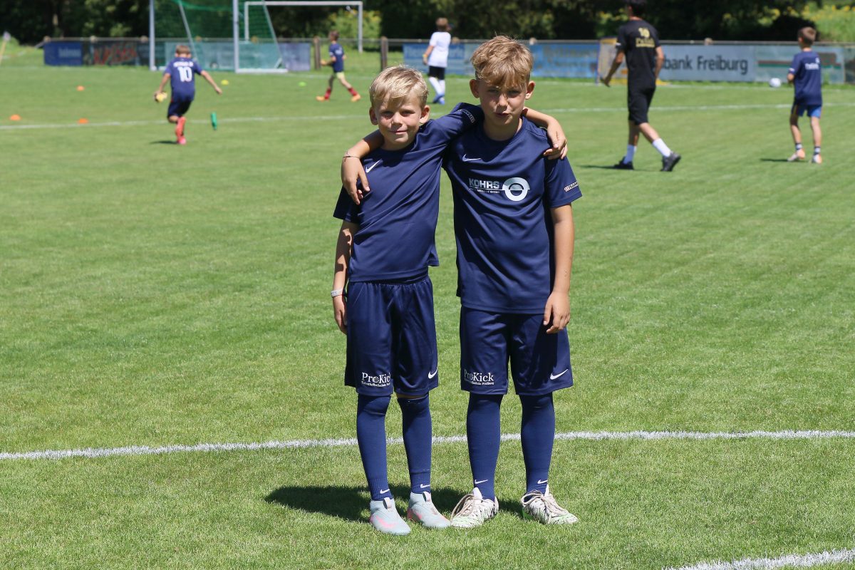Zwei Freunde auf dem Fußballplatz beim ProKick-Camp